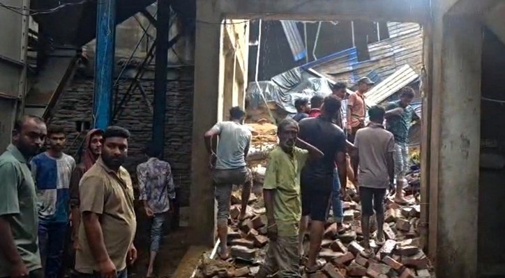 12 15 বজ্রপাতে রাইস মিলের গোডাউনে আগুন-ভবনে ধস