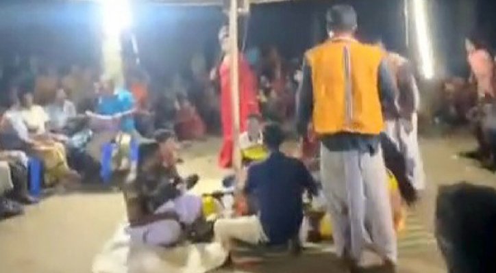 লাইভে এসে লোকসংস্কৃতি ‘পদ্মাপুরাণ’ আসর বন্ধ করলেন যুবক 2 লাইভে এসে লোকসংস্কৃতি ‘পদ্মাপুরাণ’ আসর বন্ধ করলেন যুবক 12 3 লাইভে এসে লোকসংস্কৃতি ‘পদ্মাপুরাণ’ আসর বন্ধ করলেন যুবক