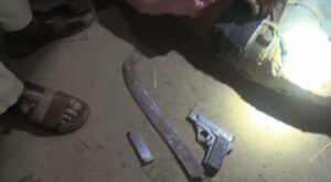 দৌলতপুরে পিস্তল-ককটেল ও রামদাসহ যুবক আটক 12 4 দৌলতপুরে পিস্তল-ককটেল ও রামদাসহ যুবক আটক