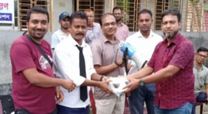13 1 ঝাউদিয়ায় ৮ শিক্ষাপ্রতিষ্ঠানে রাশিদা ফাউন্ডেশনের ফুটবল উপহার