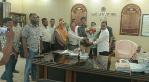 জেলা ও দায়রা জজের সাথে বিচার বিভাগীয় কর্মচারী এসোসিয়েশনের নবাগত সম্পাদকের সাক্ষাৎ 13 18 জেলা ও দায়রা জজের সাথে বিচার বিভাগীয় কর্মচারী এসোসিয়েশনের নবাগত সম্পাদকের সাক্ষাৎ