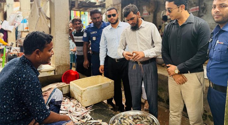 14 1 ভেড়ামারায় জেলি মিশ্রিত চিংড়ি বিক্রির অপরাধে জরিমানা