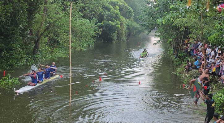 14 23 কুষ্টিয়ায় ব্যতিক্রমী কলাগাছের ভেলা বাইচ