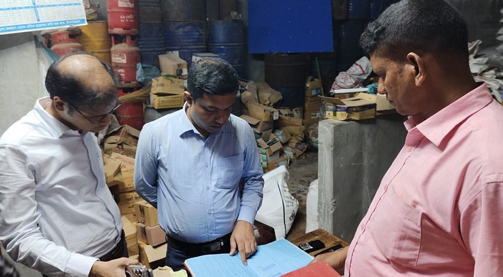 14 25 পাচারকালে সরকারি সার জব্দ, ডিলারকে জরিমানা