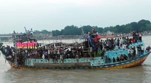 গড়াই নদীতে উচ্চ শব্দে নাচ-গান, ভোগান্তিতে লাখো মানুষ 14 5 গড়াই নদীতে উচ্চ শব্দে নাচ-গান, ভোগান্তিতে লাখো মানুষ