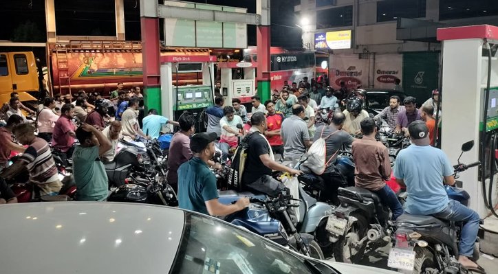 15 17 তেলের দাম বাড়ার খবরে কুষ্টিয়ার পাম্পে ভিড়