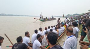 গড়াই নদীতে নৌকা বাইচের সমাপনী দিনেও উৎসবমুখর পরিবেশ 15 18 গড়াই নদীতে নৌকা বাইচের সমাপনী দিনেও উৎসবমুখর পরিবেশ