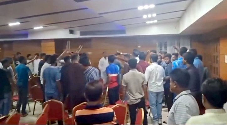 16 17 প্রতিমন্ত্রীর সামনেই ছাত্রদলের দুই পক্ষের মারামারি