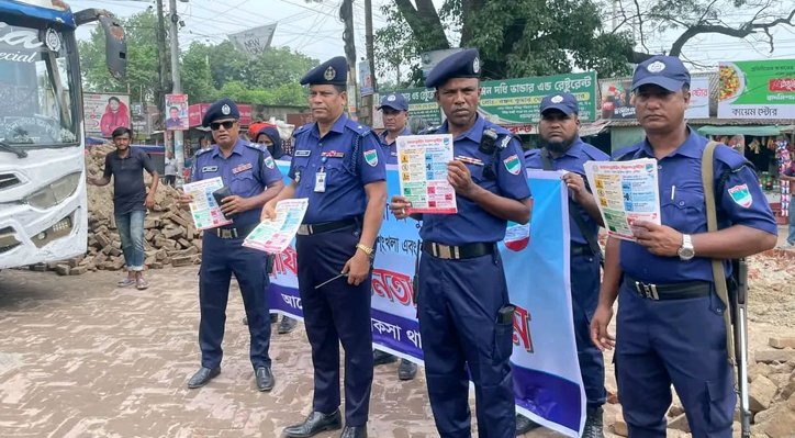 17 2 খোকসায় ট্রাফিক সচেতনতায় পুলিশের ব্যতিক্রমী উদ্যোগ