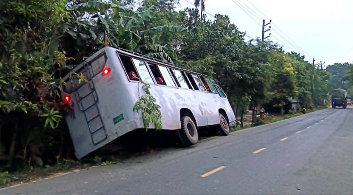 18 4 কুষ্টিয়ার পাটিকাবাড়ীতে বাস দুর্ঘটনা, খুঁটিতে ধাক্কায় আহত ১৫ যাত্রী