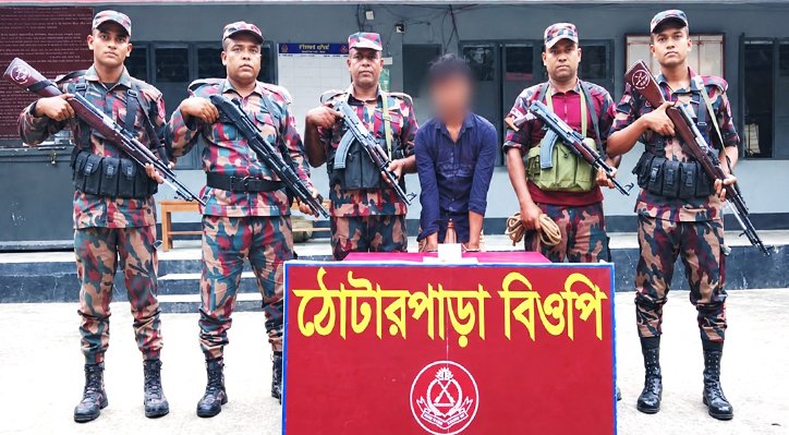 01 17 দৌলতপুর সীমান্তে হেরোইনসহ কারবারি আটক