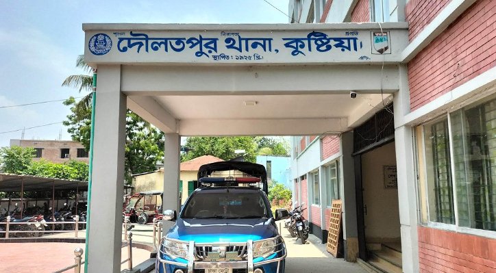 01 4 দৌলতপুরে পুলিশের অভিযানে ১৮ জন গ্রেপ্তার 