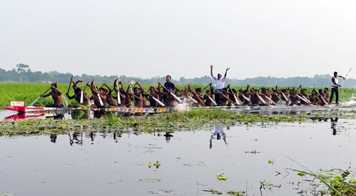 01 6 বিলে ঐতিহ্যবাহী নৌকা বাইচ, উৎসবে মাতলো হাজারো মানুষ