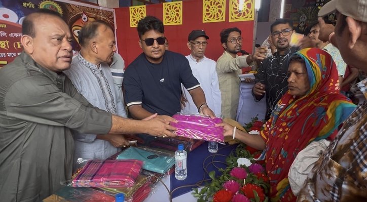 কুষ্টিয়ায় হিন্দু সৎকার সংস্থার বস্ত্র বিতরণ 02 16 কুষ্টিয়ায় হিন্দু সৎকার সংস্থার বস্ত্র বিতরণ