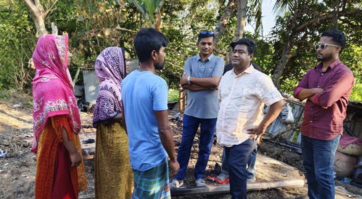 অগ্নিকাণ্ডে ক্ষতিগ্রস্থ দিনমজুরের পাশে দাঁড়ালেন অনেকেই 3 অগ্নিকাণ্ডে ক্ষতিগ্রস্থ দিনমজুরের পাশে দাঁড়ালেন অনেকেই 03 13 অগ্নিকাণ্ডে ক্ষতিগ্রস্থ দিনমজুরের পাশে দাঁড়ালেন অনেকেই