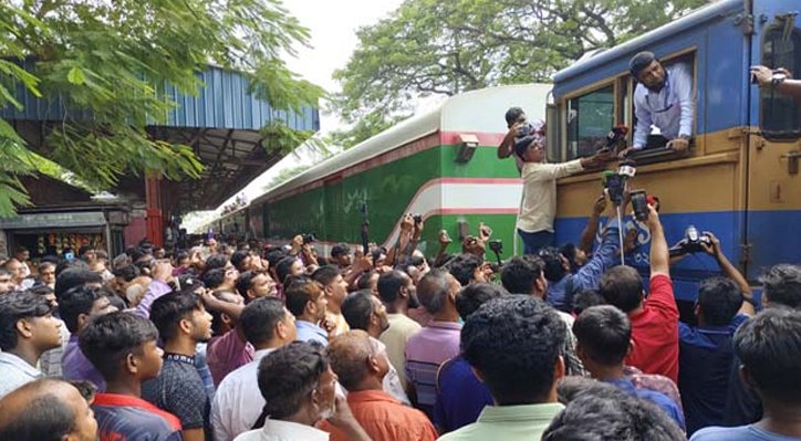 04 15 সুন্দরবন এক্সপ্রেস থামল কুমারখালীতে, স্টেশন জুড়ে উৎসবের আমেজ