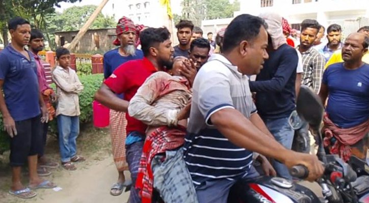 04 20 ইবিতে নির্মাণাধীন হলের কাজ চলাকালে বাঁশ ভেঙে পড়ে শ্রমিক আহত