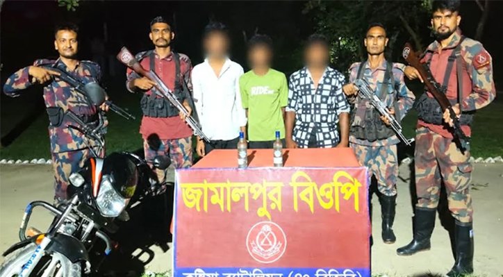 04 6 কুষ্টিয়া সীমান্তে মদ-মোটরসাইকেলসহ তিন তরুণ আটক