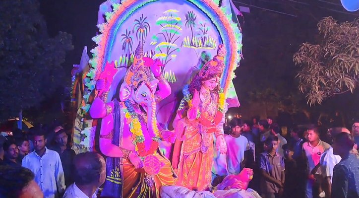 05 20 ধর্মীয় সম্প্রীতির অনন্য দৃষ্ঠান্তে শেষ হলো দুর্গোৎসব