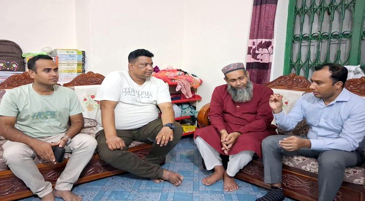 06 1 কুষ্টিয়ায় আটক শিক্ষক; প্রধানমন্ত্রীর নির্দেশে বাড়ি পৌঁছে দিল প্রশাসন
