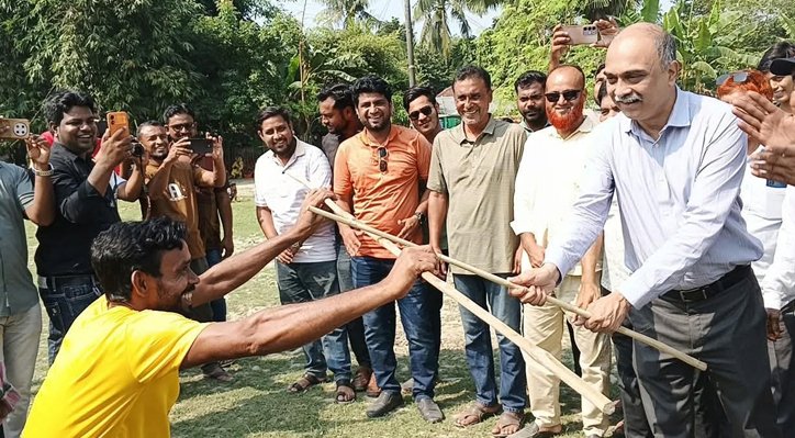 মিরপুরে মরহুম হারেজ আলী চেয়ারম্যান স্মৃতি লাঠিখেলা অনুষ্ঠিত 2 মিরপুরে মরহুম হারেজ আলী চেয়ারম্যান স্মৃতি লাঠিখেলা অনুষ্ঠিত 06 21 মিরপুরে মরহুম হারেজ আলী চেয়ারম্যান স্মৃতি লাঠিখেলা অনুষ্ঠিত