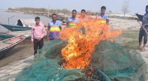 পদ্মা নদীতে অভিযানে অবৈধ চায়না জাল জব্দ 07 23 পদ্মা নদীতে অভিযানে অবৈধ চায়না জাল জব্দ