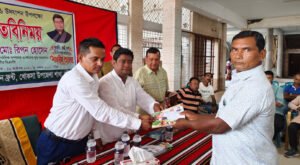08 16 খোকসায় ৬১টি পূজা মণ্ডপে আর্থিক অনুদান প্রদান