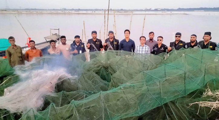 10 25 ভেড়ামারায় নিষিদ্ধ জাল জব্দ ও পুড়িয়ে ধ্বংস