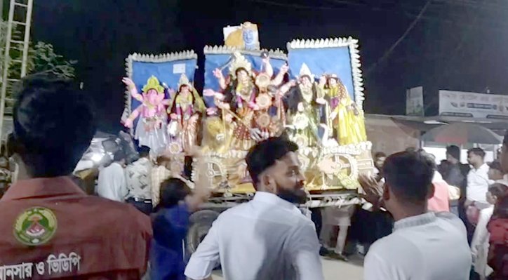 11 20 প্রতিমা বিসর্জনে শেষ হলো দুর্গোৎসব