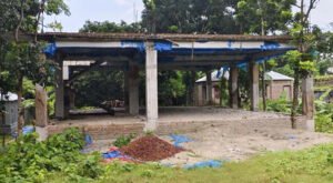 11 4 সরকারি জমিতে জামায়াত নেতার নির্মাণাধীন পাকা বাড়ি