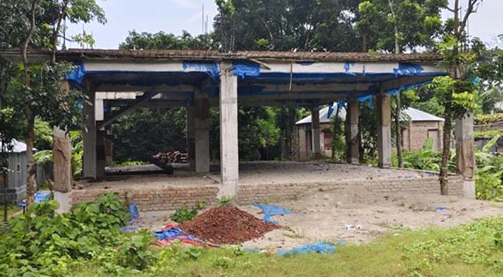 11 4 সরকারি জমিতে জামায়াত নেতার নির্মাণাধীন পাকা বাড়ি