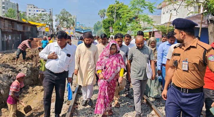 12 20 দুই রেলস্টেশন পরিদর্শনে সংসদ সদস্য ফরিদা ইয়াসমিন