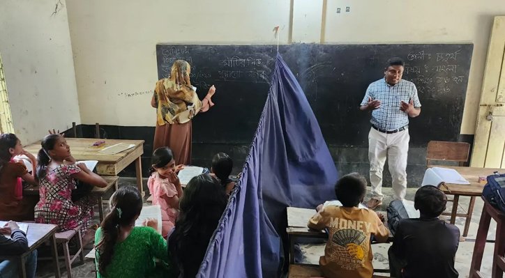 12 9 ঝুঁকিপূর্ণ ভবন, এক কক্ষে পর্দা টাঙিয়ে চলছে দুই শ্রেণির পাঠদান