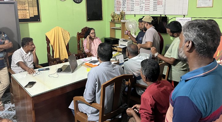 13 26 খোকসায় প্রধান শিক্ষিকাকে ৮ ঘণ্টা অবরুদ্ধ, ইউএনও-ওসির হস্তক্ষেপে উদ্ধার