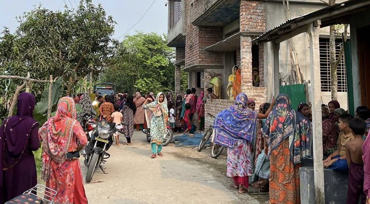 13 5 খোকসায় কলেজছাত্রীর ঝুলন্ত মরদেহ উদ্ধার, পরিবারের দাবি প্রেমের সম্পর্ক 