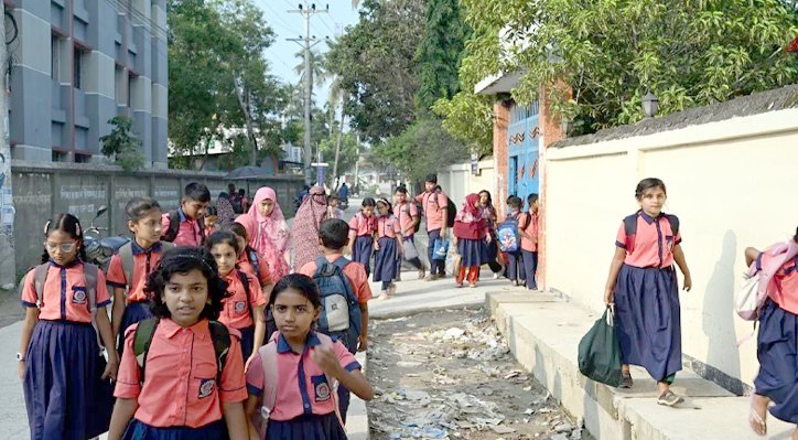 14 1 নালা ও সড়কের মাঝের তিন ফুট চওড়া জায়গা নিয়ে আক্ষেপ 