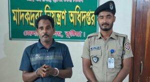 15 8 দৌলতপুরে ইস্কাফ সিরাপ ও গাঁজা উদ্ধার