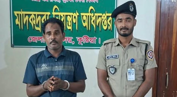 15 8 দৌলতপুরে ইস্কাফ সিরাপ ও গাঁজা উদ্ধার