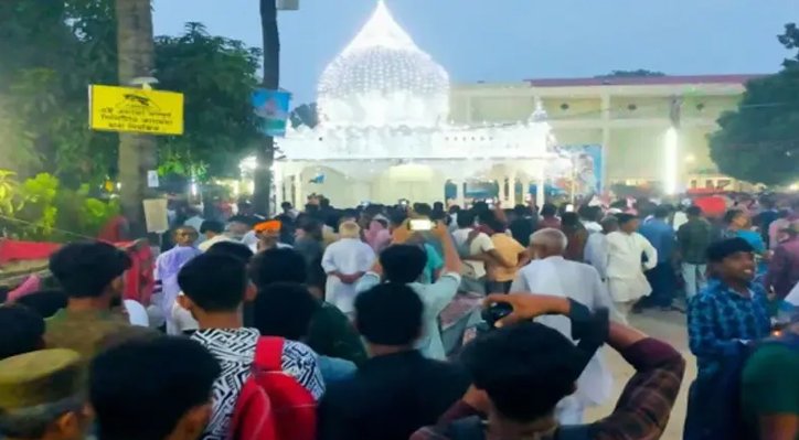 16 12 বোমা আতঙ্কের মধ্যে; লালন আখড়াবাড়িতে উপচে পড়া ভিড়