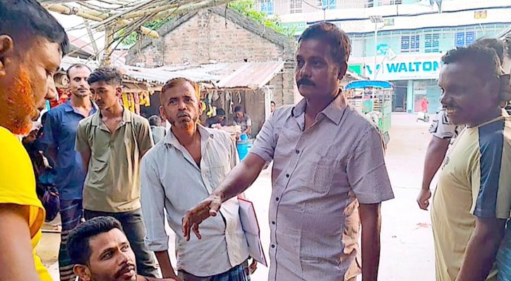 পাটিকাবাড়িতে সাধারণ মানুষের সঙ্গে অ্যাড. অপুর মতবিনিময় 2 পাটিকাবাড়িতে সাধারণ মানুষের সঙ্গে অ্যাড. অপুর মতবিনিময় 16 14 পাটিকাবাড়িতে সাধারণ মানুষের সঙ্গে অ্যাড. অপুর মতবিনিময়
