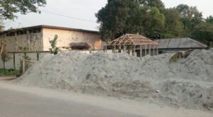 ফুড গোডাউনের দেয়াল ঘেঁষে দুই কাঠা সরকারি জমি বিক্রি 18 12 ফুড গোডাউনের দেয়াল ঘেঁষে দুই কাঠা সরকারি জমি বিক্রি