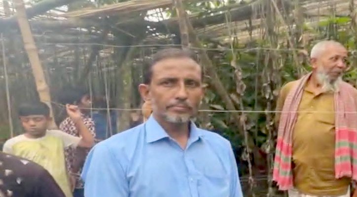 ভেড়ামারায় আগুনে তিন ভাইয়ের পানের বরজ পুড়ে ছাই 1 ভেড়ামারায় আগুনে তিন ভাইয়ের পানের বরজ পুড়ে ছাই 18 3 ভেড়ামারায় আগুনে তিন ভাইয়ের পানের বরজ পুড়ে ছাই