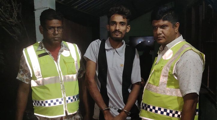 দৌলতপুরে ডাকাতির প্রস্তুতিকালে অস্ত্রসহ যুবক আটক 2 দৌলতপুরে ডাকাতির প্রস্তুতিকালে অস্ত্রসহ যুবক আটক 18 6 দৌলতপুরে ডাকাতির প্রস্তুতিকালে অস্ত্রসহ যুবক আটক