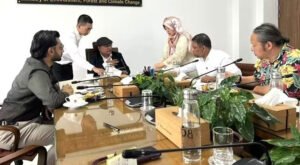 20 4 প্রধানমন্ত্রীর বিশেষ সহকারীর সাথে কুষ্টিয়া জেলা বিএনপির শীর্ষ নেতার আলোচনা 